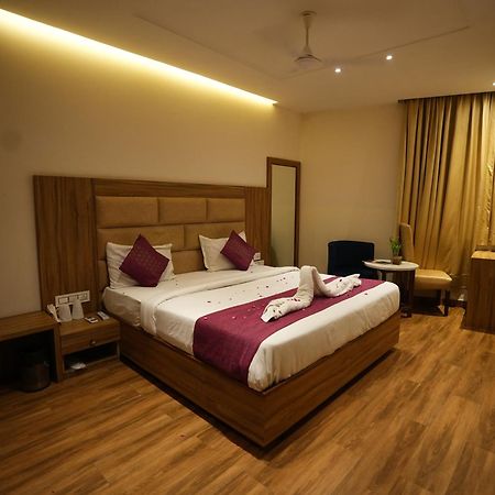 Zirakpur Hotel Pearl Wood מראה חיצוני תמונה