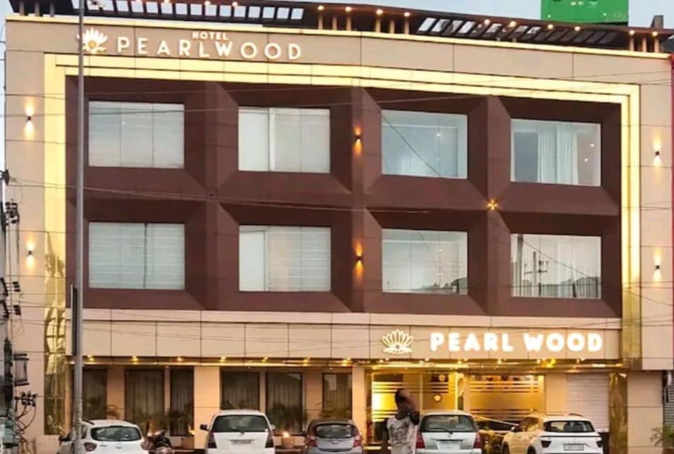 Zirakpur Hotel Pearl Wood מראה חיצוני תמונה