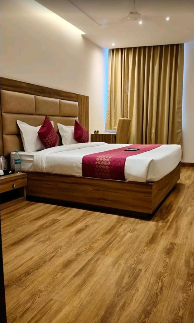 Zirakpur Hotel Pearl Wood מראה חיצוני תמונה